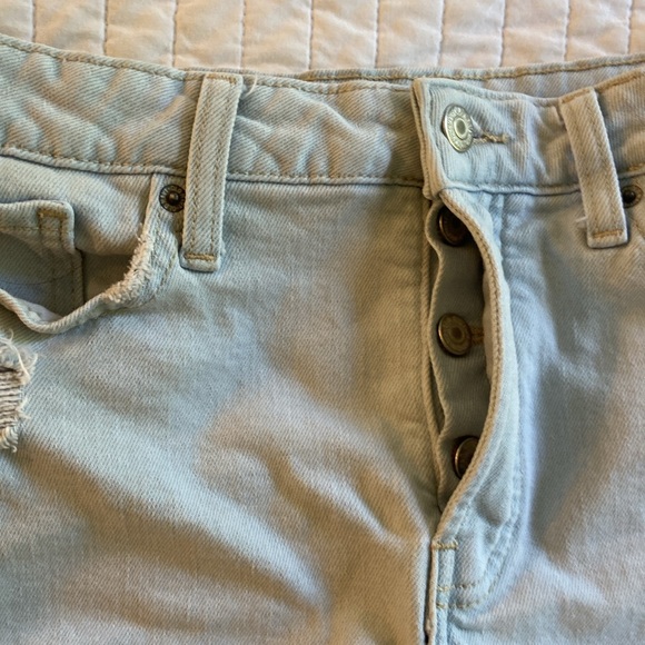 Woman’s old navy ripped Jean shorts - Picture 2 of 4